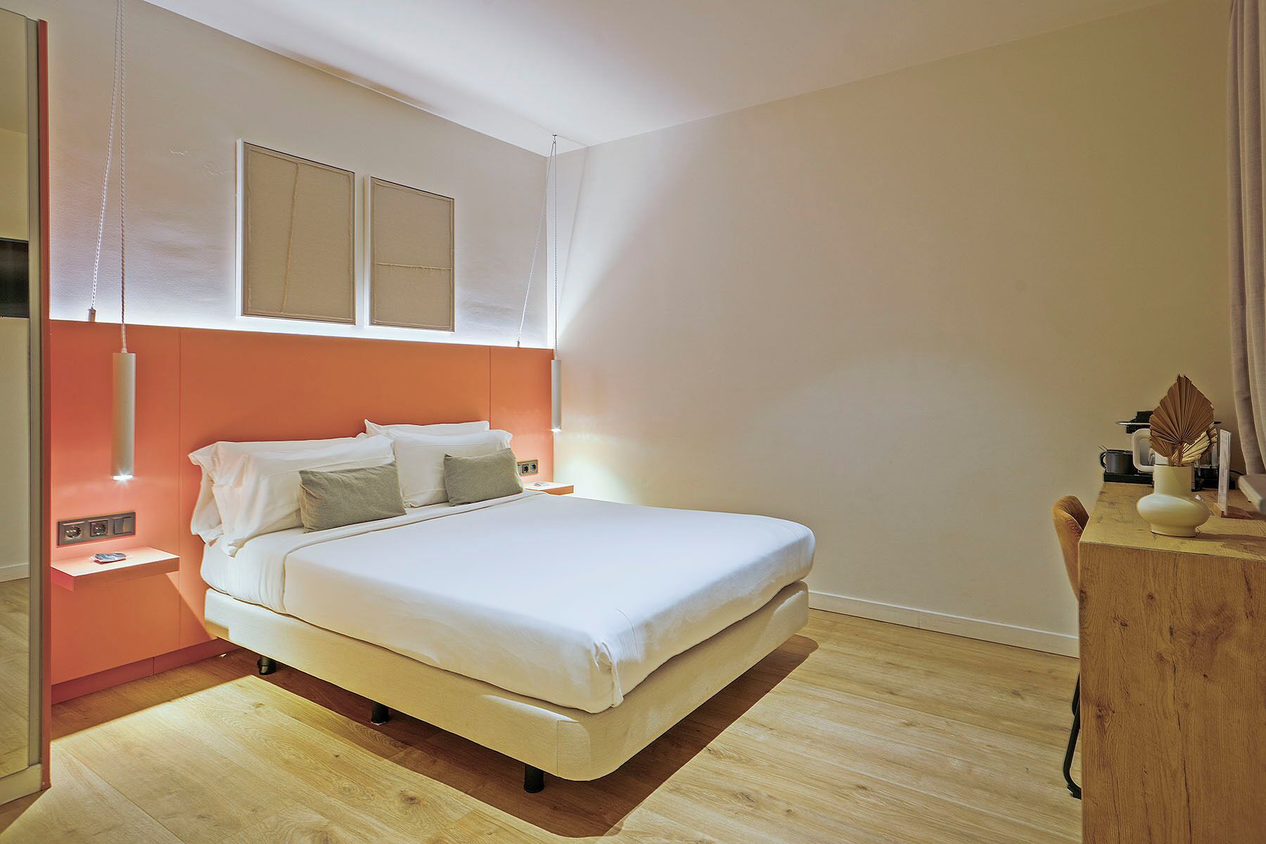 Une chambre à coucher moderne avec un lit, des tables de chevet et une table de nuit en bois.