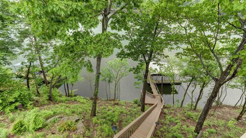 Rare Find: Lakefront, Private Dock, Pool, Outdoor Kitchen, Game Room