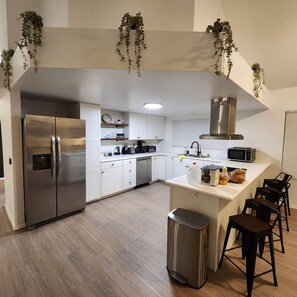 Coffee/tea maker, fridge, microwave, oven - ResortLiving Golf/Pool/Gym/Peace 2Bed 2Bath Oasis (Sun Lakes)