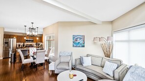 Smart TV, DVD player - Top Floor Lakeview Condo at Copper Sky #509 (West Kelowna)