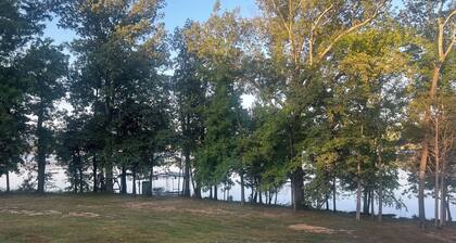 Lake Barkley, Cadiz, KY Lakefront 3 bedroom with AC, Private dock and slip