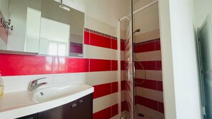 Shower, hair dryer, bidet, toilet paper - Maison Calme à Saint-palais-sur-mer Pour 6 Personnes. Idéale en Famille (saint palais sur mer)