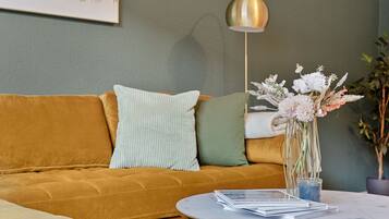 Smart-TV, Bücher, Stereoanlage