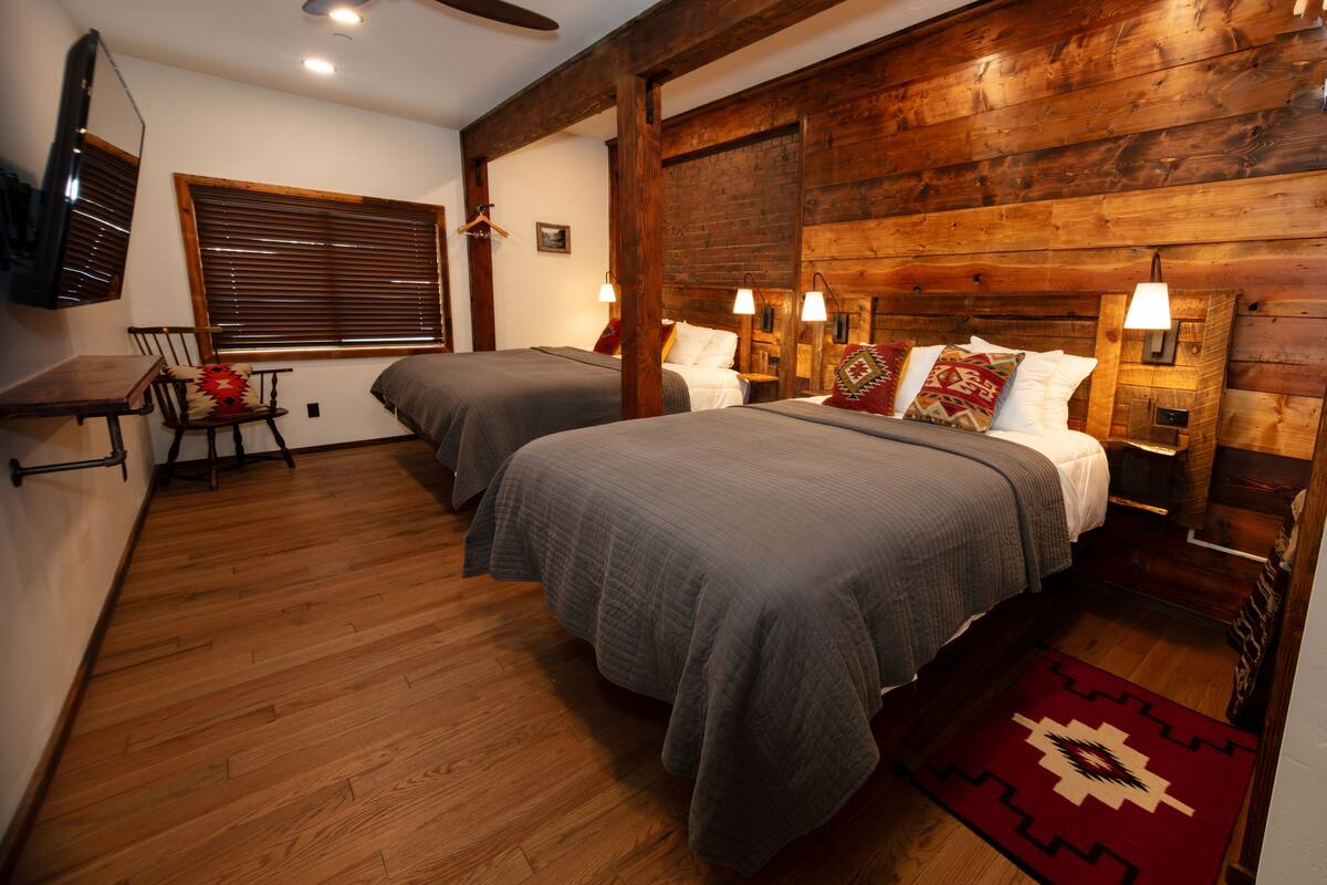 Deluxe Suite | 1 bedroom, minibar (free items), laptop workspace, blackout drapes