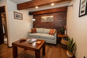 디럭스 스위트 | 1 개의 침실, 무료 미니바, 각각 다른 스타일의 인테리어, 각각 다르게 가구 비치