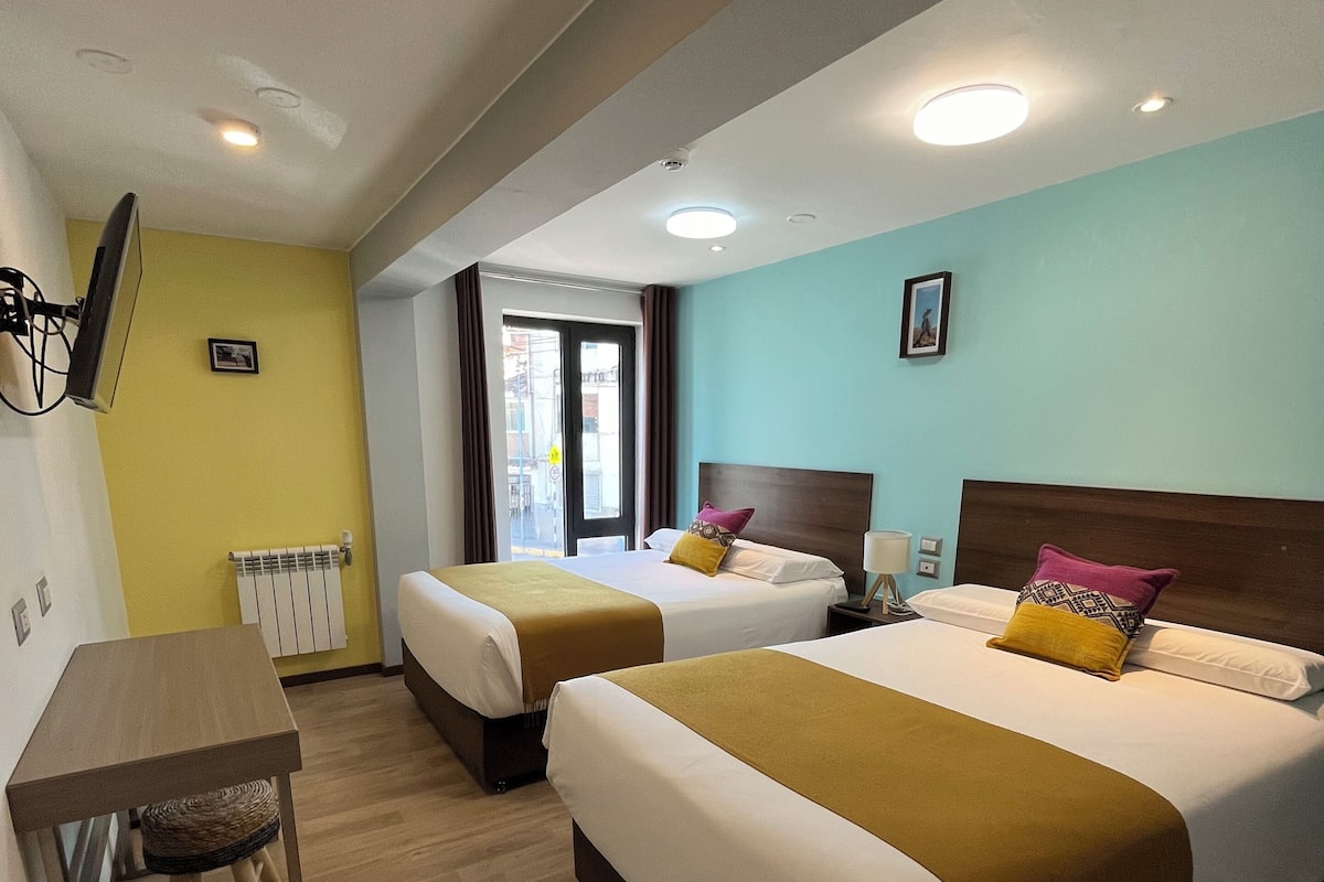 Habitación Deluxe doble, 2 camas dobles | Ropa de cama de alta calidad y escritorio