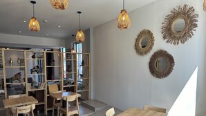 Un intérieur moderne avec des meubles en bois, des luminaires suspendus et des miroirs décoratifs.
