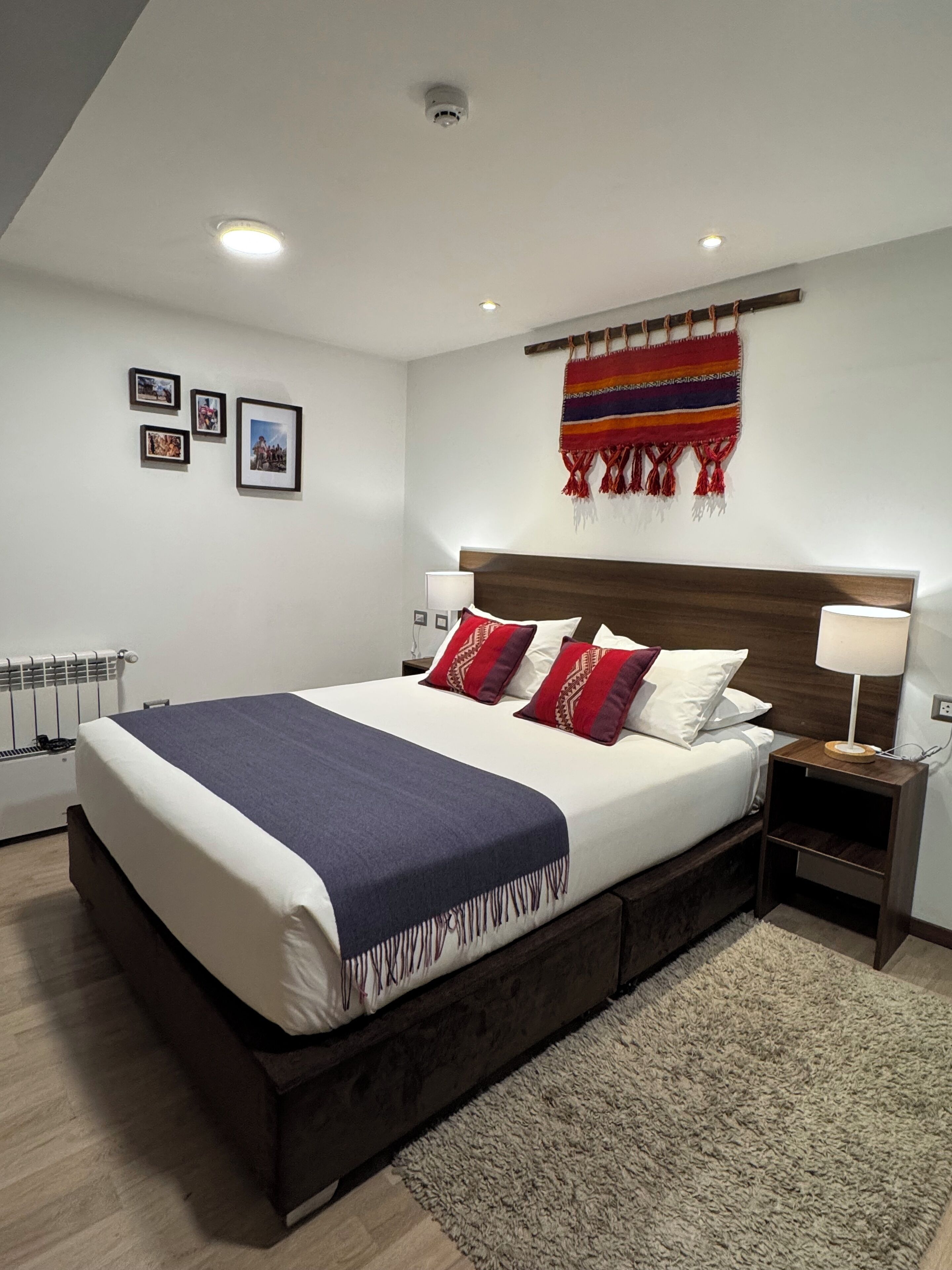 尊贵双人房 | 高档床上用品、特色装修、特色家居、办公桌