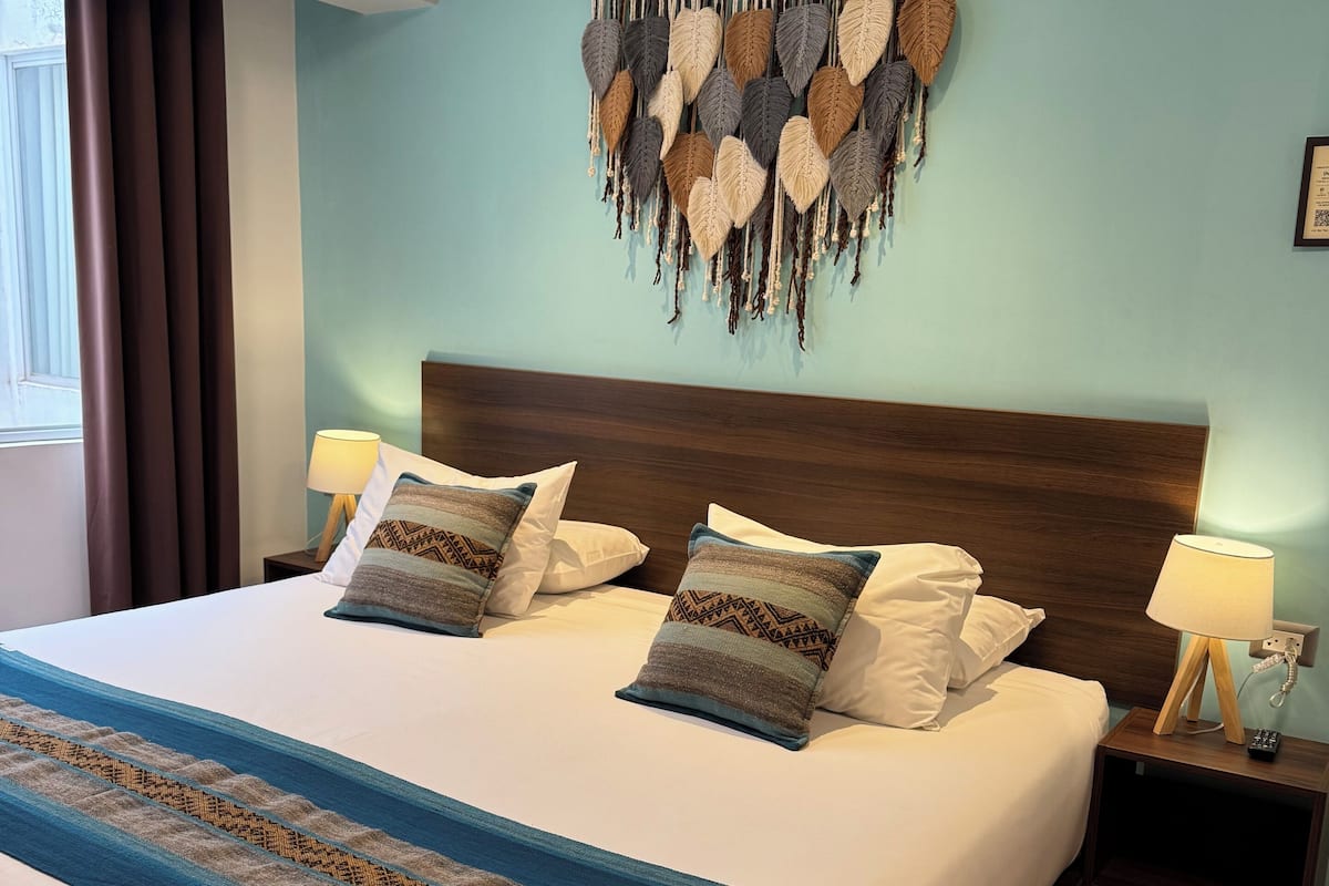 Habitación Deluxe | Ropa de cama de alta calidad y escritorio
