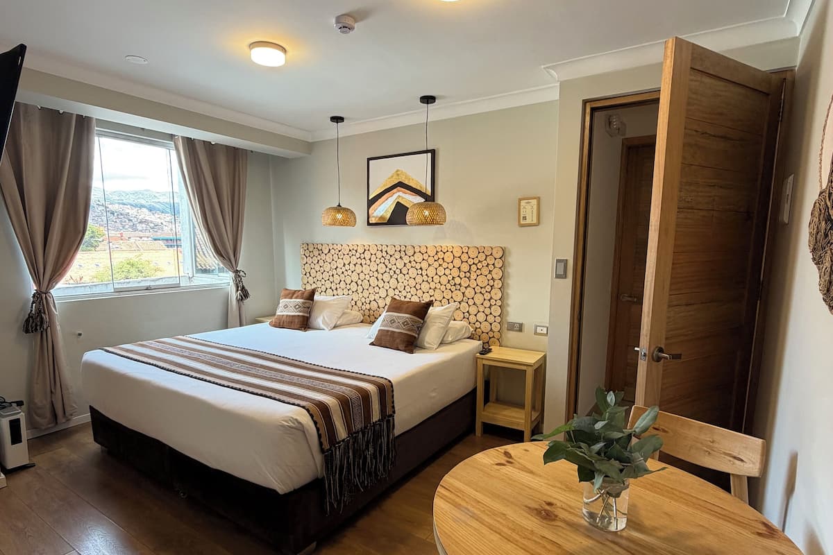 Habitación Deluxe | Ropa de cama de alta calidad y escritorio