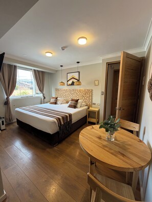 디럭스룸 | 고급 침구, 각각 다른 스타일의 인테리어, 각각 다르게 가구 비치, 책상