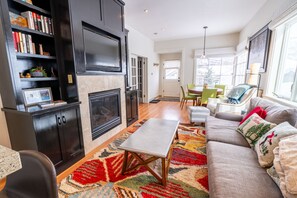 Smart TV, lareira, livros