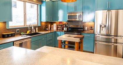 Cozy remodeled home Walking distance to -ski-in/ski-out 50 yards Air-conditioned