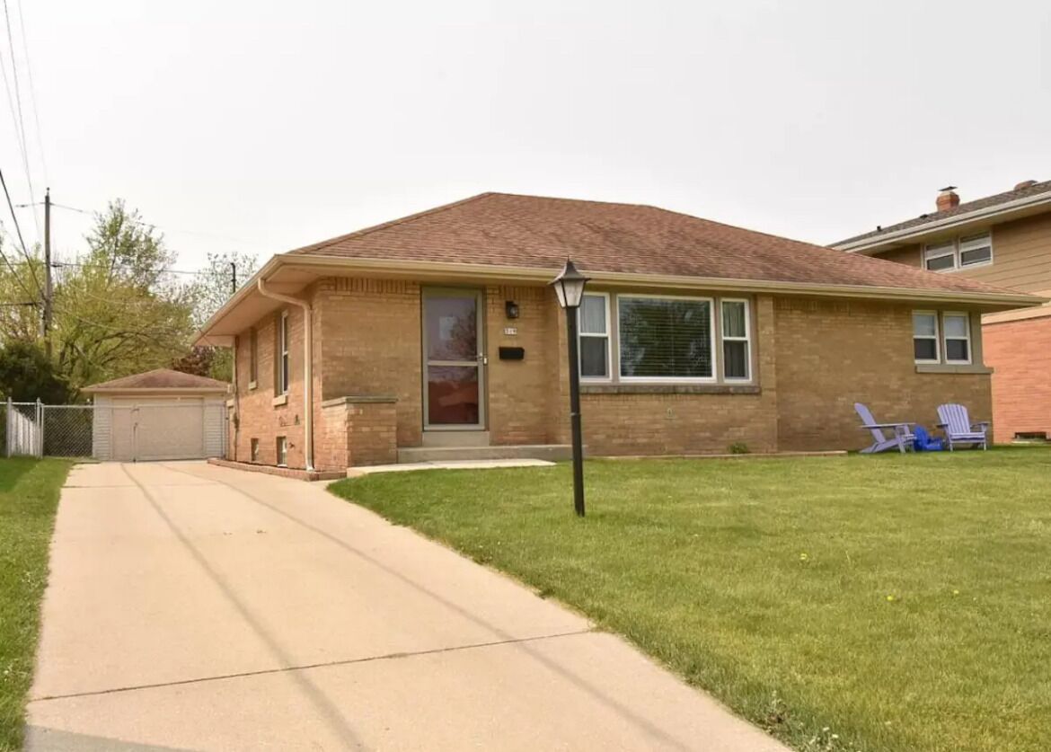 Warm spacious midsize home w/ comfort and fun