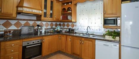 Refrigerador, microondas, horno, lavavajillas