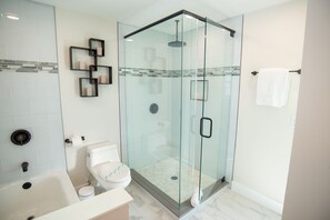 Douche, sĂšche-cheveux, serviettes fournies, savon