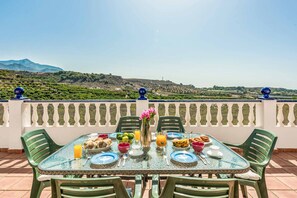 Outdoor dining - Villa Sanchez Y Rico (Frigiliana)