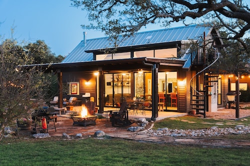 NEW Pool, Hot Tub, Ping Pong, Fire Pit, Views on Stunning 5-acre Retreat!