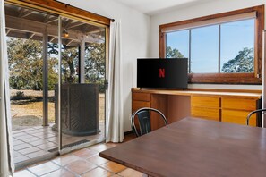 Dining - NEW Pool, Hot Tub, Ping Pong, Fire Pit, Views on Stunning 5-acre Retreat! (Driftwood)