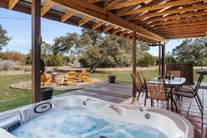 Outdoor dining - NEW Pool, Hot Tub, Ping Pong, Fire Pit, Views on Stunning 5-acre Retreat! (Driftwood)