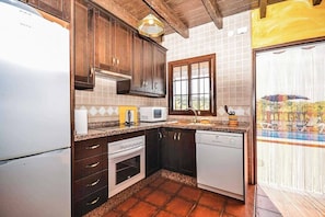 Fridge, microwave, oven, dishwasher - Villa Cortijo Algarrobo (Frigiliana)