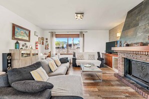 Smart TV, ping pong - Villa Marta Nerja - Three Bedroom Villa, Sleeps 6 (Frigiliana)