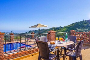 Outdoor dining - Villa Miracosta - Two Bedroom Villa, Sleeps 4 (Frigiliana)