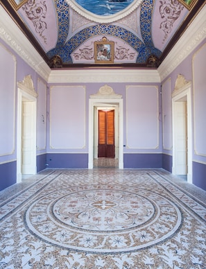 Télévision LED de 40 pouces avec chaînes par satellite, films à la carte