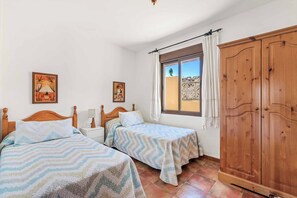 4 bedrooms, iron/ironing board, WiFi, bed sheets
