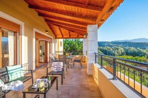 Outdoor dining - Villa Mulberry Tree - Four Bedroom Villa, Sleeps 8 (Crete)