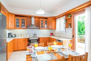 Kühlschrank, Mikrowelle, Ofen, Geschirrspüler