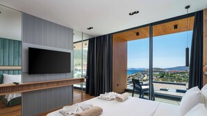 Une chambre d’hôtel moderne dotée d’un grand lit, d’une télévision à écran plat, d’un balcon avec vue et d’une tête de lit en bois.