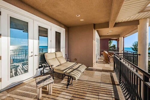 Sunset Beach Palace in Treasure Island, Beachfront