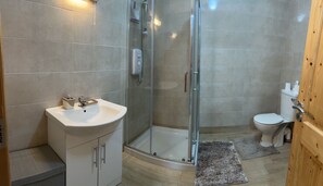 Leilighet | Bad | Dusj, hårføner og håndklær