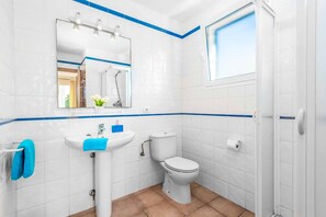 Een douche, handdoeken