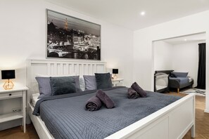 5 Schlafzimmer, Schreibtisch, Bügeleisen/Bügelbrett, Reisekinderbett