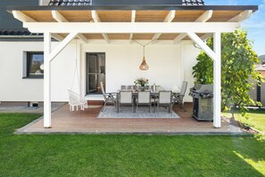 Outdoor dining - 212 m² FeelGood holiday home with 2 apartments, garden, terrace, grill & sauna! (Schauenburg)