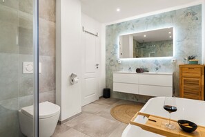 Free toiletries, hair dryer, bathrobes, towels - 212 m² FeelGood holiday home with 2 apartments, garden, terrace, grill & sauna! (Schauenburg)