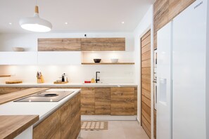 Frigorífico, microondas, horno y placa de cocina