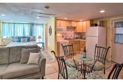 Amazing private studio with hot tub! Great place to stay!