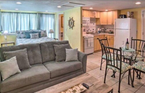 Amazing private studio with hot tub! Great place to stay!