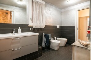 Dusche, Bidet, Handtücher