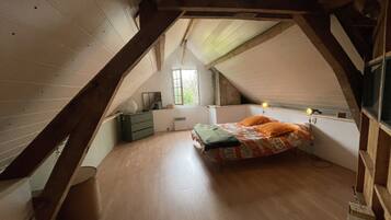 4 bedrooms, desk, iron/ironing board, travel cot