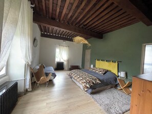 4 makuuhuonetta, työpöytä, silitysrauta/-lauta, vauvan matkasänky