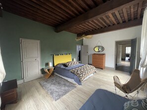 4 habitaciones, escritorio y tabla de planchar con plancha 