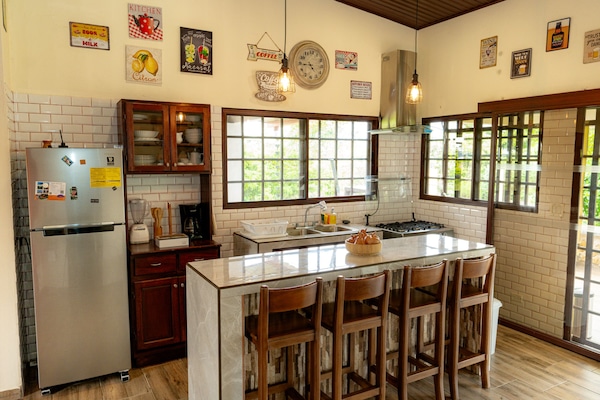 Coffee/tea maker, fridge, oven, stovetop