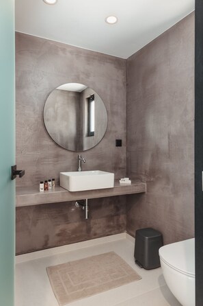 تجهيزات دش، مجففات شعر، مناشف، صابون