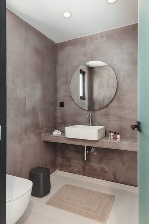 Een douche, een haardroger, handdoeken, zeep