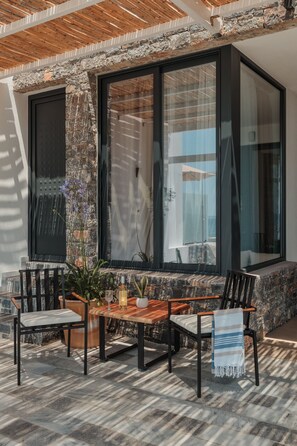 Outdoor dining - Plakakia Luxury Apartments - Apt 4 (MAKRY-GIALOS)