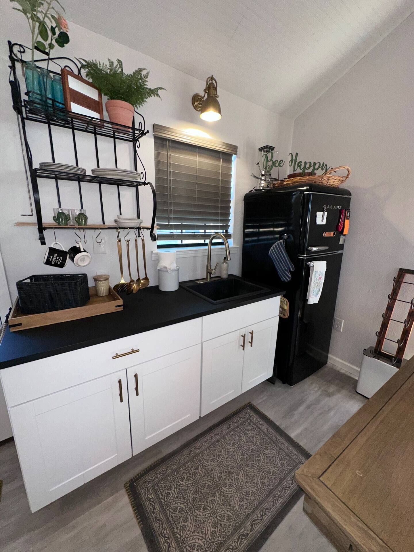 冷蔵庫、電子レンジ、コーヒー / ティーメーカー、トースター